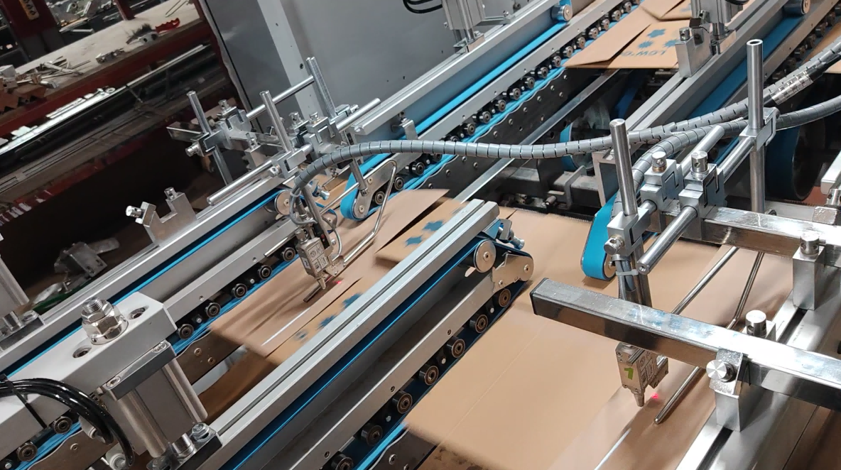 Estudio de caso: Sistema de pulverización de cola fría instalado en una línea plegadora-encoladora flexográfica
